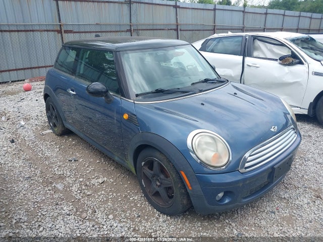 2010 MINI COOPER WMWMF3C5XATZ26038 Photo 0