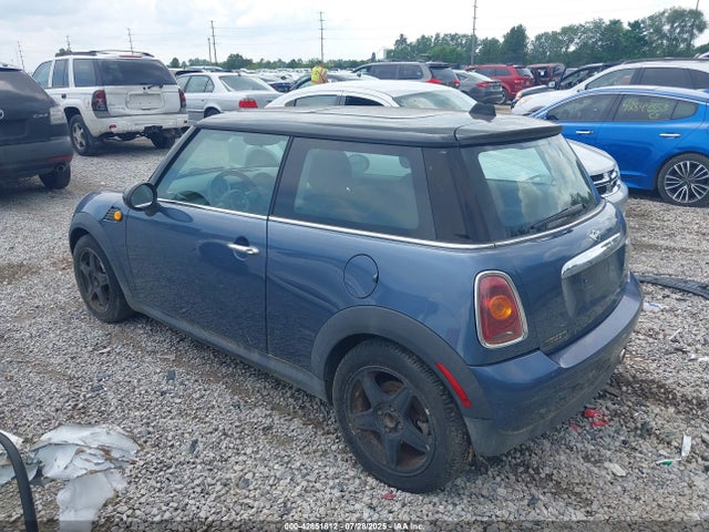 2010 MINI COOPER WMWMF3C5XATZ26038 Photo 2