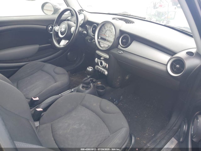 2010 MINI COOPER WMWMF3C5XATZ26038 Photo 4