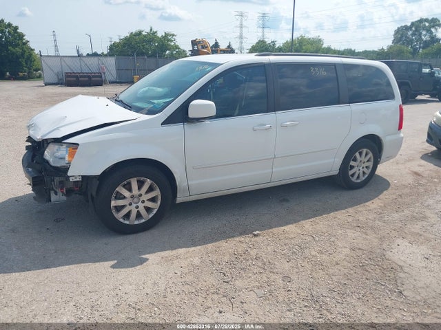 Chrysler Town and Country 2016 2C4RC1AG3GR260540 Image 2