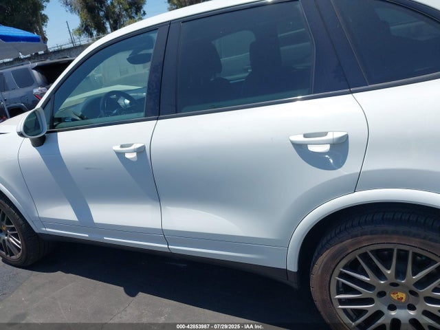 Porsche 2017 2017 WP1AA2A28HKA86282 Image 15