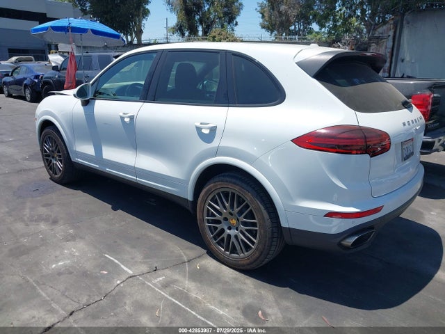 2017 PORSCHE CAYENNE WP1AA2A28HKA86282 Photo 2