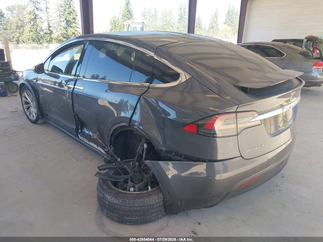2016 TESLA MODEL X 5YJXCBE21GF003545 Photo 2
