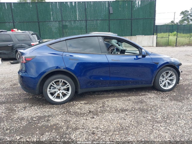 7SAYGAEE0NF515889 Tesla Model Y
