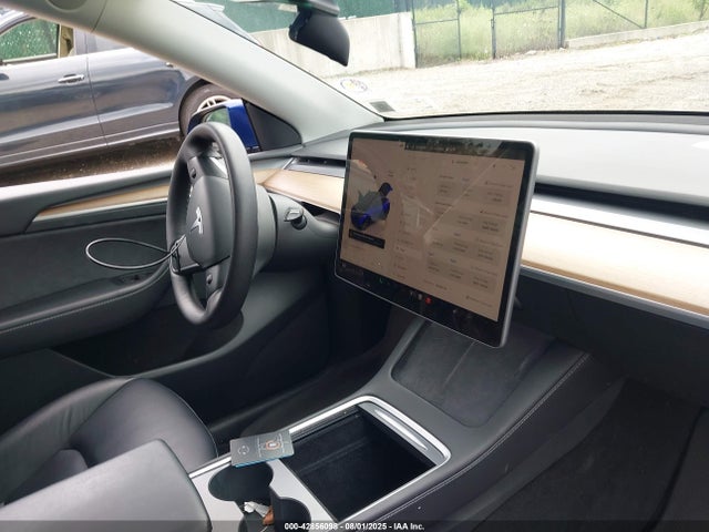 7SAYGAEE0NF515889 Tesla Model Y