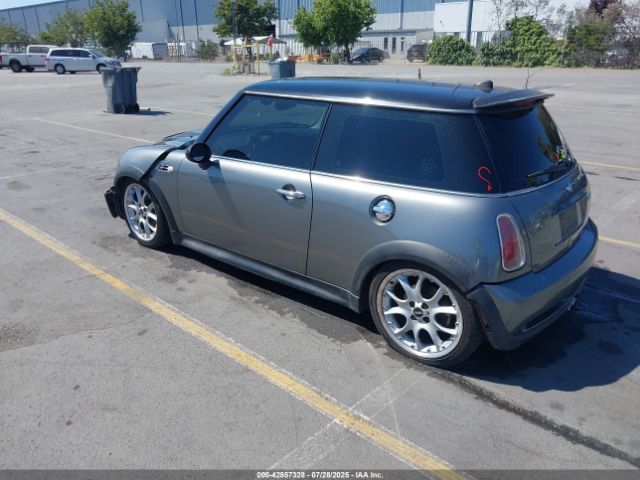 2006 MINI COOPER S WMWRE33526TJ33834 Photo 2