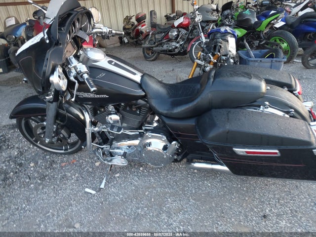 Harley-Davidson Street Glide Special 2015 1HD1KRM10FB694321 Image 13