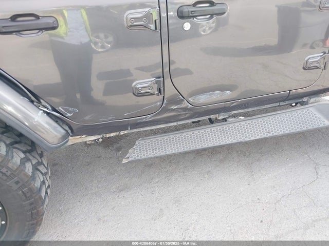 1C4HJXEG3JW320961 Jeep Wrangler