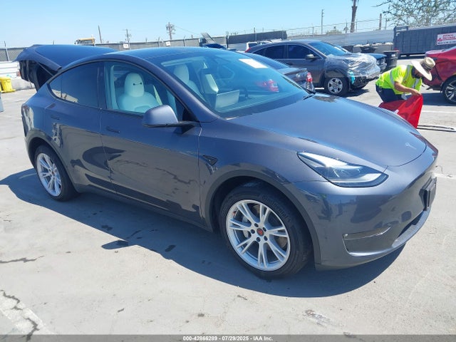 2023 TESLA MODEL Y 7SAYGDEE2PF902125 Photo 0