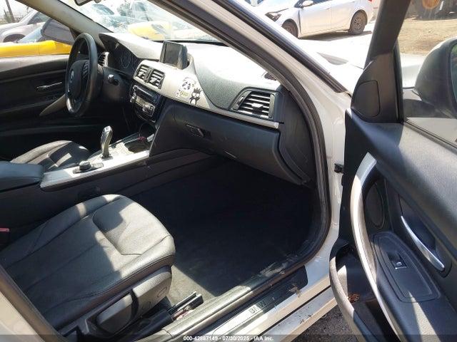 BMW 320i 2016 WBA8E1G58GNT37408 Image 17