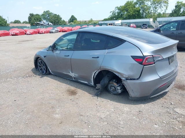2025 TESLA MODEL Y 7SAYGDEEXSF291365 Photo 2