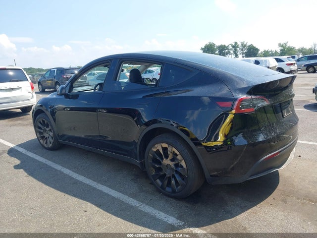 2023 TESLA MODEL Y 7SAYGDEE0PF856083 Photo 2