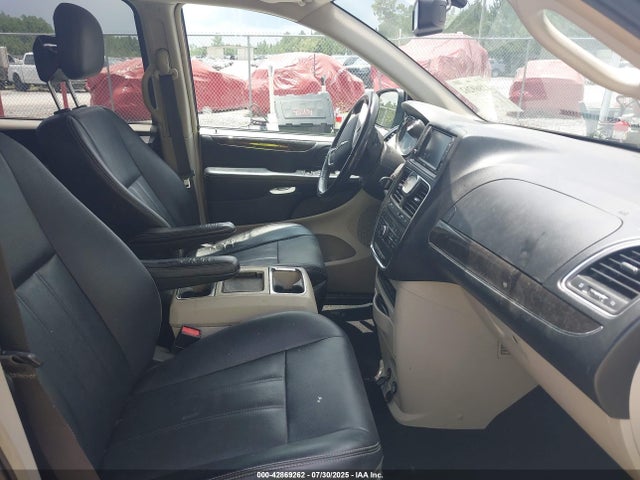 2C4RC1BG3GR205617 Chrysler Town and Country
