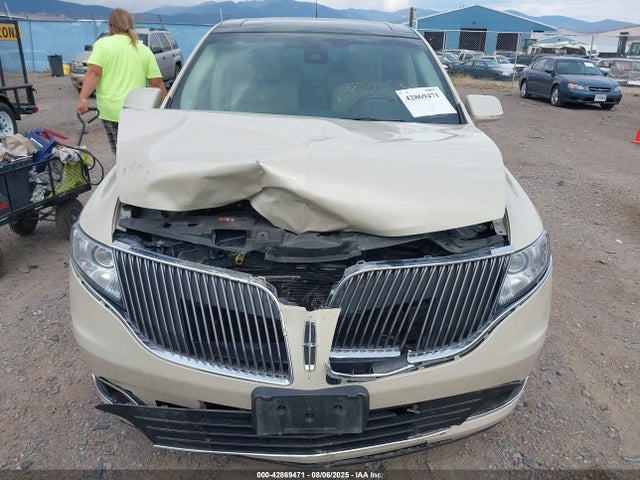 Lincoln MKT 2016 2LMHJ5AT7GBL00519 Image 11