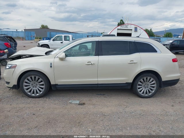Lincoln MKT 2016 2LMHJ5AT7GBL00519 Image 13