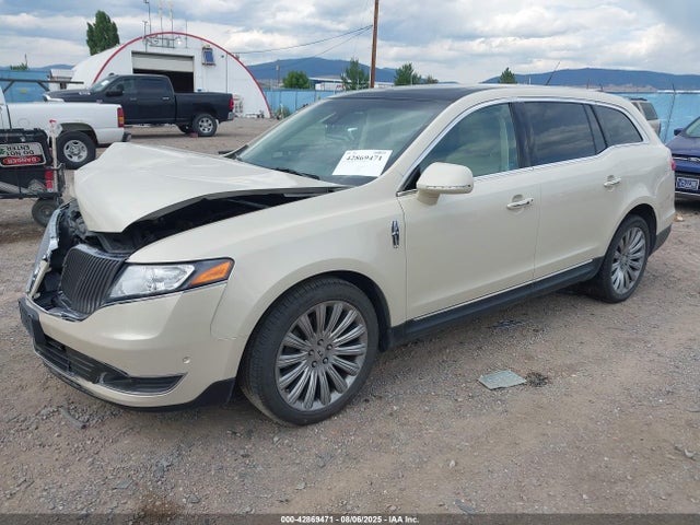 Lincoln MKT 2016 2LMHJ5AT7GBL00519 Image 2