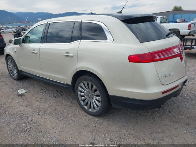 Lincoln MKT 2016 2LMHJ5AT7GBL00519 Image 3