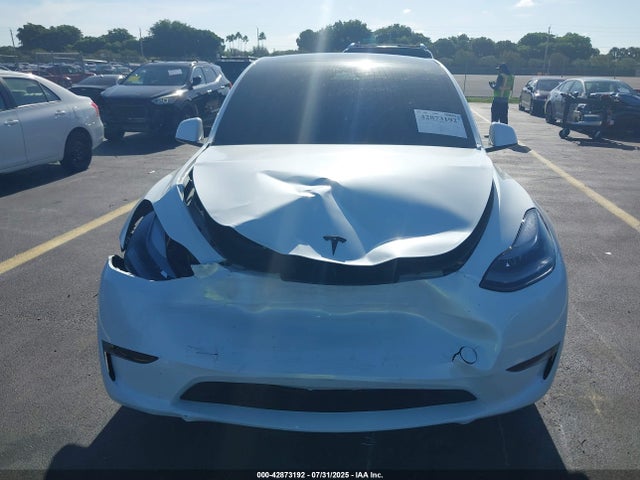 Tesla Model Y 2025 7SAYGDEDXSA376131 Image 13