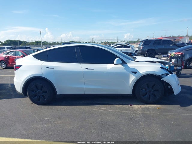Tesla Model Y 2025 7SAYGDEDXSA376131 Image 14