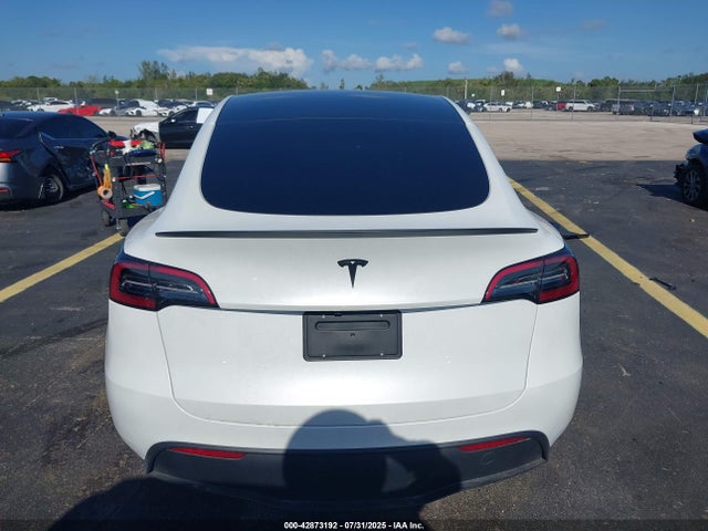 Tesla Model Y 2025 7SAYGDEDXSA376131 Image 17