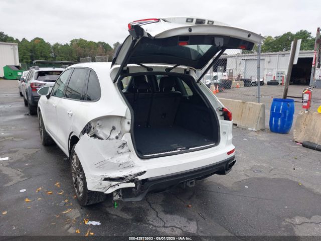 2018 PORSCHE CAYENNE WP1AA2A27JKA02734 Photo 2