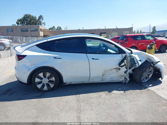 Tesla Model Y 2023 7SAYGDED8PF940577 Image 13