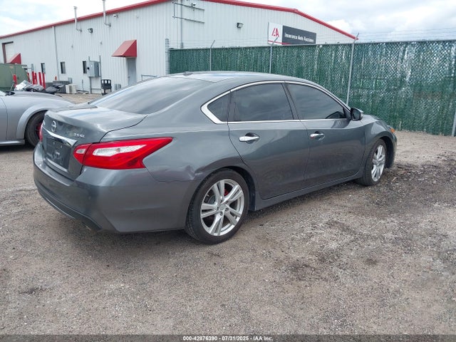 1N4BL3AP9HC141825 Nissan 2017