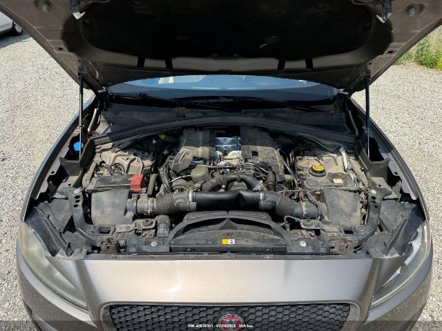 2017 JAGUAR F-PACE SADCJ2BV7HA499324 Photo 9