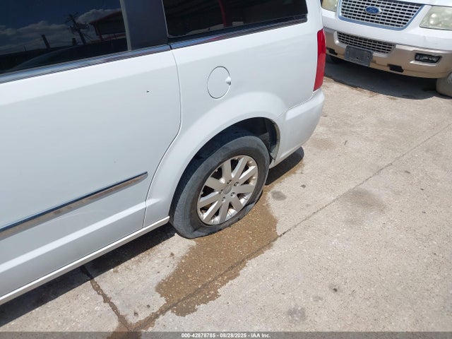 Chrysler Town and Country 2014 2C4RC1BG7ER246975 Image 12