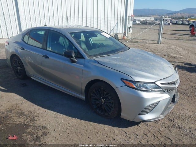 42881091 :رقم المزاد ، 4T1G11BK2LU018802 vin ، 2020 Toyota Camry Se Nightshade Edition Awd مزاد بيع