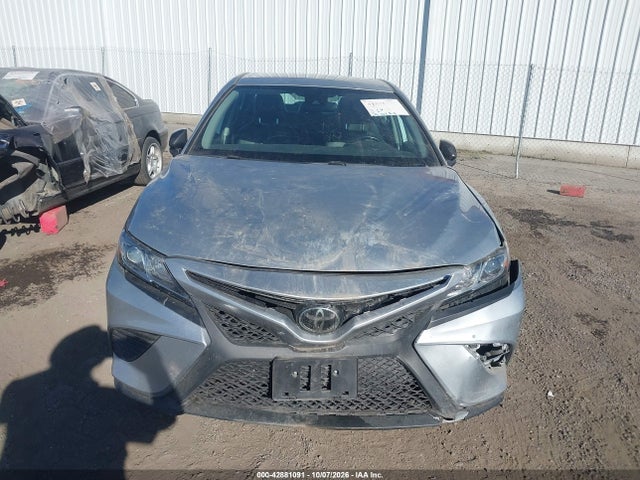 42881091 :رقم المزاد ، 4T1G11BK2LU018802 vin ، 2020 Toyota Camry Se Nightshade Edition Awd مزاد بيع