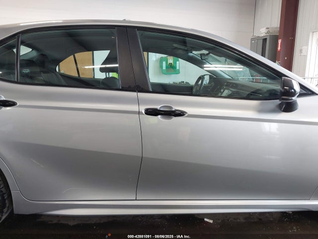 42881091 :رقم المزاد ، 4T1G11BK2LU018802 vin ، 2020 Toyota Camry Se Nightshade Edition Awd مزاد بيع