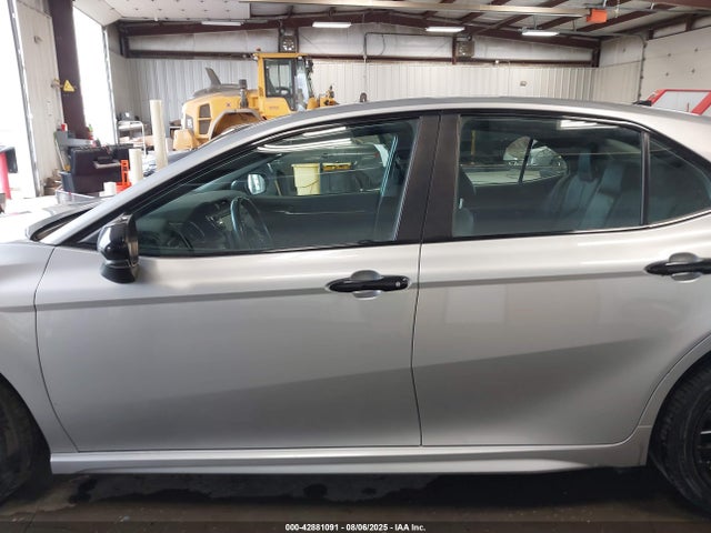 42881091 :رقم المزاد ، 4T1G11BK2LU018802 vin ، 2020 Toyota Camry Se Nightshade Edition Awd مزاد بيع