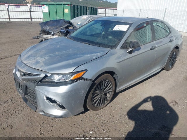 42881091 :رقم المزاد ، 4T1G11BK2LU018802 vin ، 2020 Toyota Camry Se Nightshade Edition Awd مزاد بيع