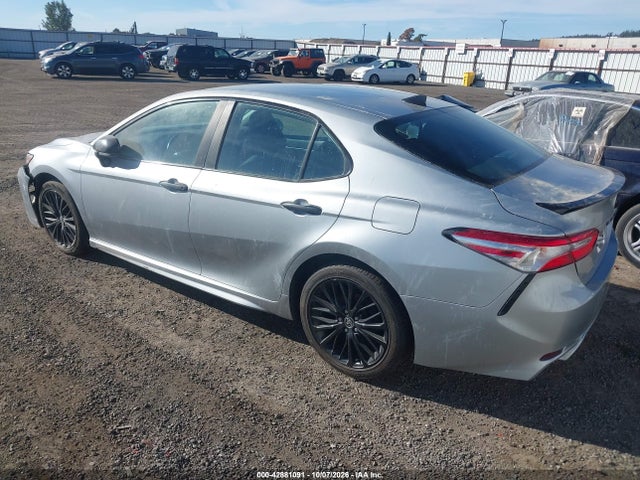 42881091 :رقم المزاد ، 4T1G11BK2LU018802 vin ، 2020 Toyota Camry Se Nightshade Edition Awd مزاد بيع