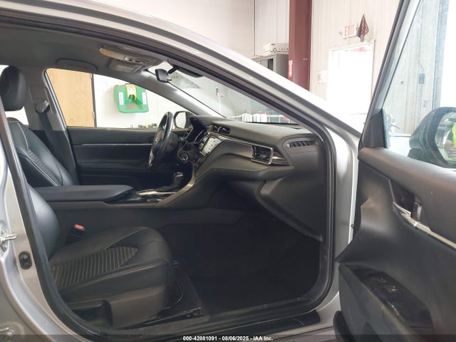 42881091 :رقم المزاد ، 4T1G11BK2LU018802 vin ، 2020 Toyota Camry Se Nightshade Edition Awd مزاد بيع