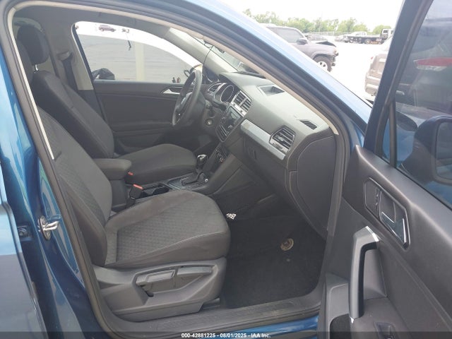 42881225 :رقم المزاد ، 3VV1B7AX5JM016360 vin ، 2018 Volkswagen Tiguan 2.0t S مزاد بيع