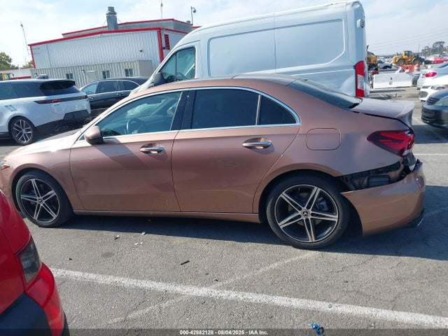 W1K3G4EB3NJ373289 Mercedes-Benz m260