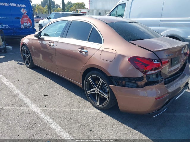 W1K3G4EB3NJ373289 Mercedes-Benz m260