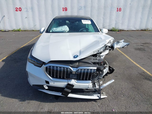 WBY33FK07RCR27379 BMW i5
