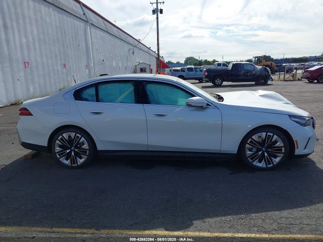 WBY33FK07RCR27379 BMW i5
