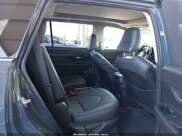 Toyota Grand Highlander Platinum 2024 5TDAAAB50RS008559 Image 8