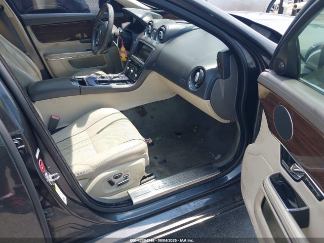 2011 JAGUAR XJ SAJWA2GB0BLV13441 Photo 4