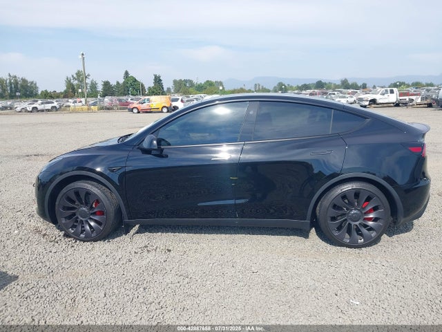 7SAYGDEF8RF162737 Tesla Model Y