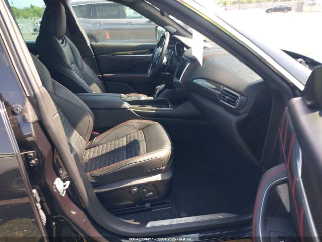 2019 MASERATI LEVANTE ZN661ZUAOKX332480 Photo 4