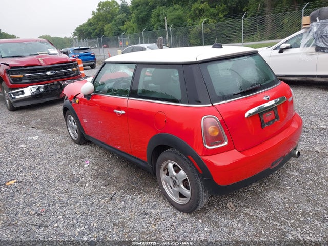 2010 MINI COOPER WMWMF3C58ATZ22604 Photo 2