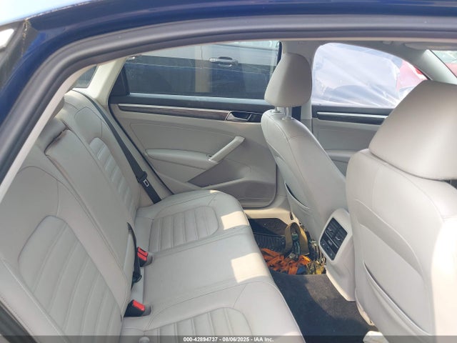 Volkswagen 2016 2016 1VWCT7A30GC027260 Image 8