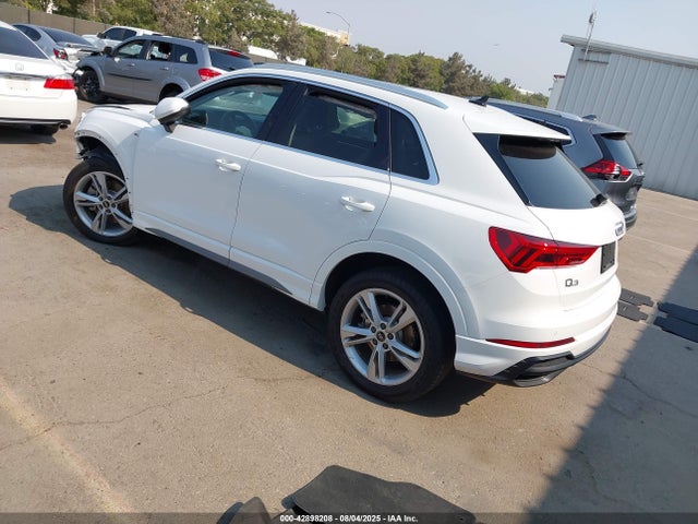 2021 AUDI Q3 WA1DECF34M1137958 Photo 2