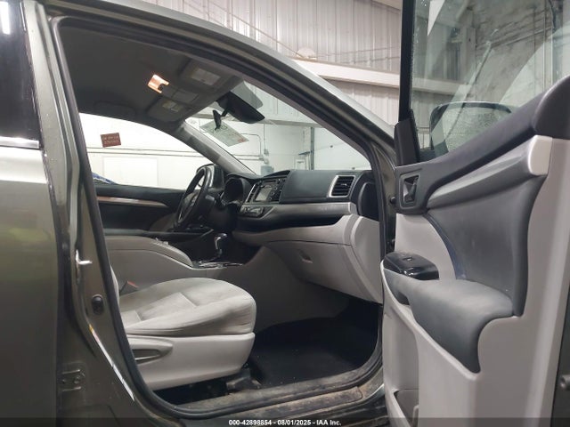 Toyota Highlander 2017 5TDBGRFH1HS035080 Image 18