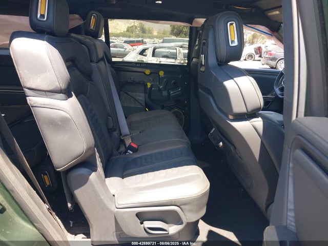 Rivian R1s 2023 7PDSGBBA0PN016680 Image 8